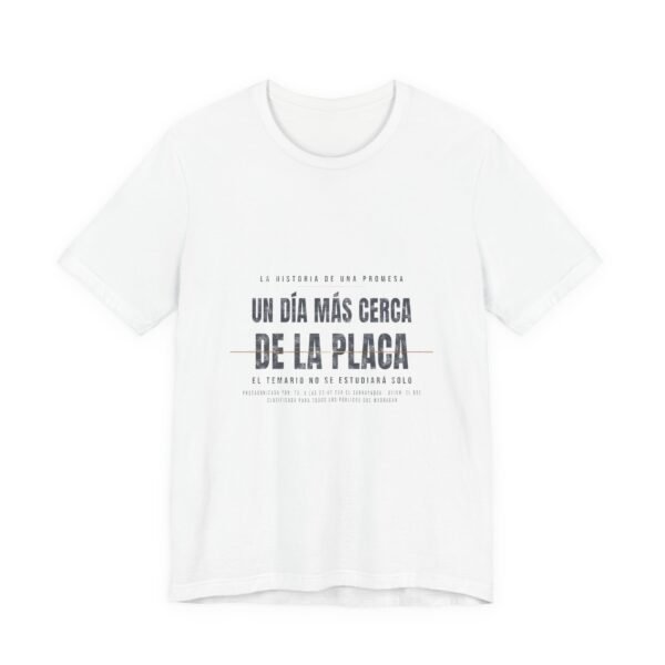 Un Día Más Cerca De La Placa | Camiseta | Madrugadas S.L.
